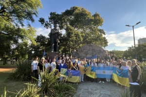 У Буенос-Айресі утворили «Ланцюг єдності» біля пам’ятника Шевченку