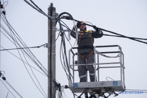 ДТЕК: у січні після російських атак повернули світло понад 4,5 мільйона споживачам