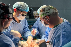 Лікарі Прикарпатського онкоцентру провели унікальну операцію на порожнистій вені