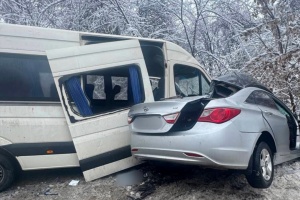 На Київщині зіткнулись легковик та маршрутка, двоє людей загинули, семеро постраждали