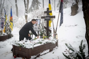 Zelensky honors memory of Kruty Heroes and current war soldiers at Askold's Grave