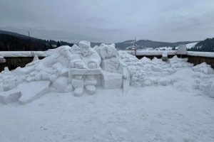У Карпатах художники створили зі снігу двометрову скульптуру гуцула