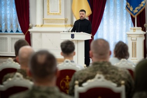 Зеленський вручив нагороди захисникам України і передав відзнаки родинам загиблих воїнів