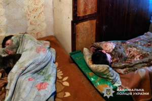 На Хмельниччині в матері вилучили п’ятьох дітей, які жебракували і жили в антисанітарії