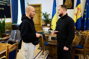 У Київській ОВА вручили відзнаку журналісту, який врятував 4-річну дівчинку