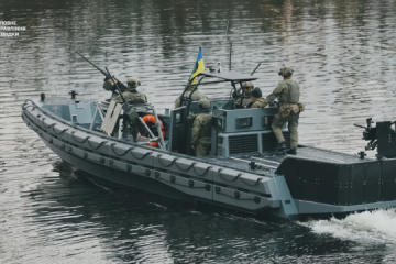 Les militaires du renseignement ukrainien reçoivent une embarcation d’intervention militaire de conception nationale
