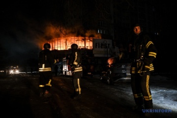 ウクライナ南部ザポリッジャで露軍の無人機攻撃により住宅や商業施設損傷