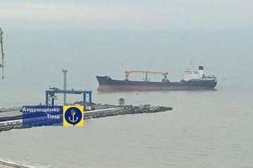 Invasores rusos reanudan la navegación marítima en Mariúpol: Entregan municiones, cargan carbón y grano