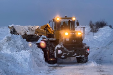 За день випало до 10 сантиметрів снігу: як розчищають головні дороги України