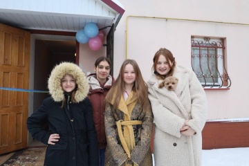 Двом багатодітним родинам переселенців держава придбала будинки на Львівщині