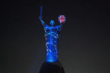 Монумент «Батьківщина-мати» засяяв у кольорах британського прапора