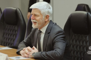 El presidente checo revisa las armas utilizadas por los servicios de inteligencia ucranianos