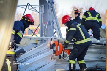 Російський удар по поштовому терміналу на Харківщині: рятувальники показали наслідки
