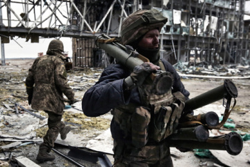 Україна сьогодні вшановує захисників Донецького аеропорту