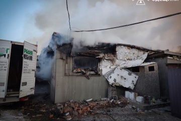 Rusos atacan un almacén de muebles en la región de Odesa y dejan herido a un hombre