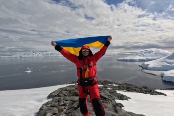 Ukrainian polar researchers form chain of unity near Akademik Vernadsky station
