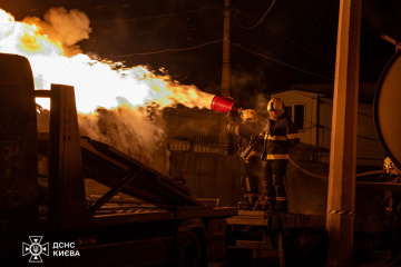 Ataque nocturno a Kyiv: Dañados edificios, un centro comercial y una fábrica de confitería, hay muertos y heridos