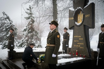 Zelensky a rendu hommage aux Héros de Krouty et à la guerre actuelle au Tombeau d'Askold