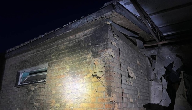 Ворог вночі обстріляв Нікопольський район - пошкоджені будинки, сонячні панелі та газогони