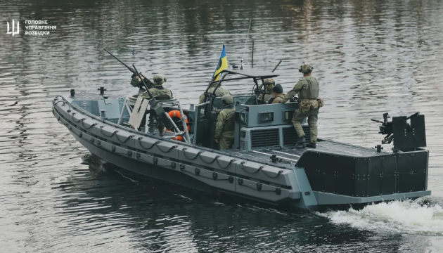 Les militaires du renseignement ukrainien reçoivent une embarcation d’intervention militaire de conception nationale