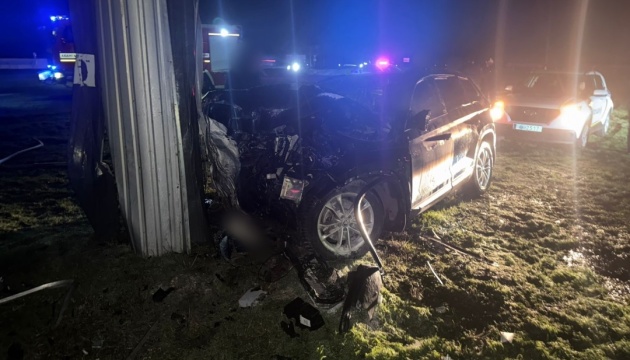 На Одещині автівка влетіла у бетонну стелу, загинули троє людей