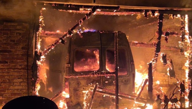 Удар РФ по лікарні на Чернігівщині: спалахнула пожежа, знищені три службові автівки