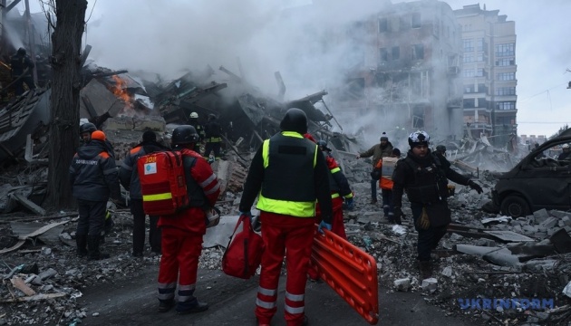 Удар балістикою по будинку в Харкові: кількість поранених зросла до 19, під завалами ще можуть бути люди