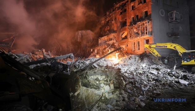У Харкові тривають роботи на місці ракетного удару в багатоповерхівку / Фото: В'ячеслав Мадієвський, Укрінформ