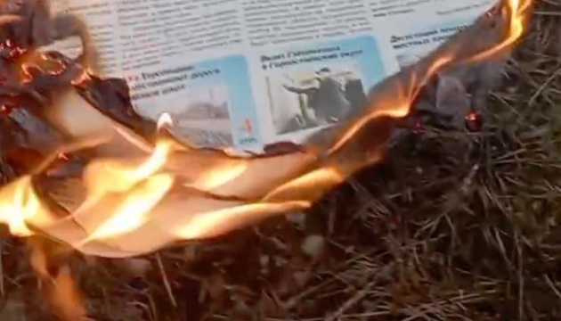 Активісти «Жовтої стрічки» спалили у Генічеському районі російську пропагандистську продукцію