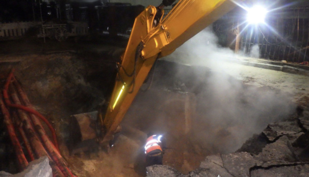 У Києві 16-річна дівчина впала в яму з окропом, яка утворилася через прорив тепломережі