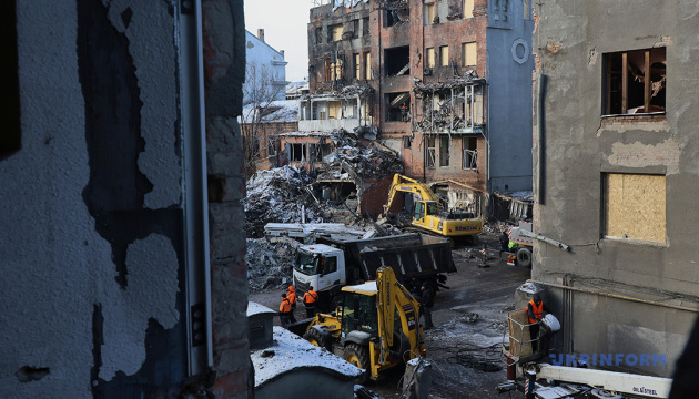 У Харкові тривають аварійно-рятувальні роботи на місці російського удару / Фото: В`ячеслав Мадієвський. Укрінформ