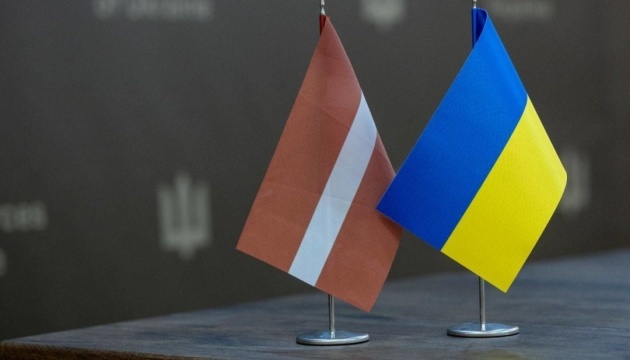 Letonia donará a Ucrania más de 20 vehículos incautados a conductores borrachos