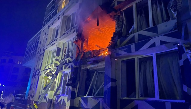 Атака дронів: з пошкодженого медзакладу в Києві евакуювали 25 людей