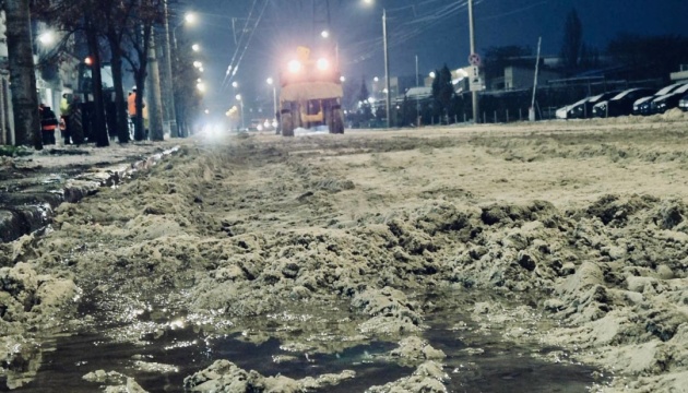 Атака на завод у Дніпрі: на дороги висипали сотні тонн піску, щоб олія не потрапила в річку
