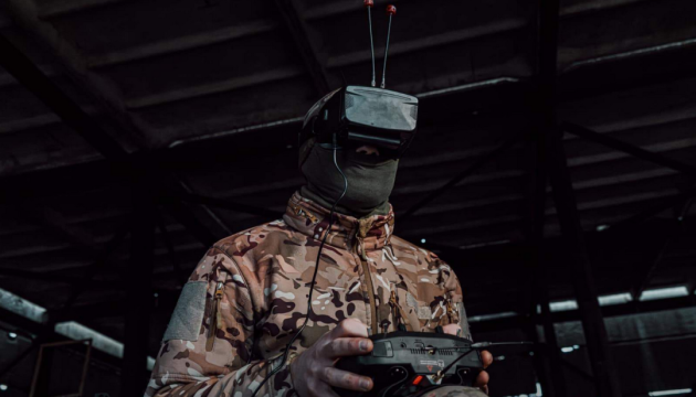 Pilotos de drones destruyen una columna de quads rusos en el sector de Pokrovsk