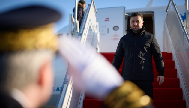 ゼレンシキー宇大統領、パリに到着