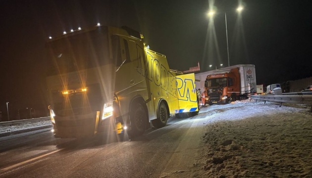 У Нідерландах другий день поспіль через снігопад транспортний колапс