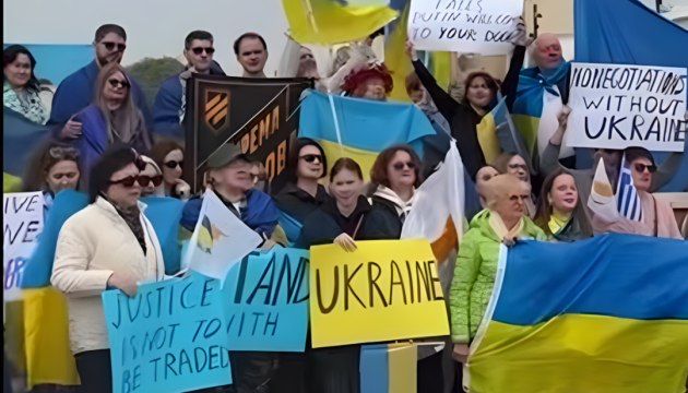 У столиці Кіпру українська громада організувала акцію підтримки України на тлі візиту Зеленського