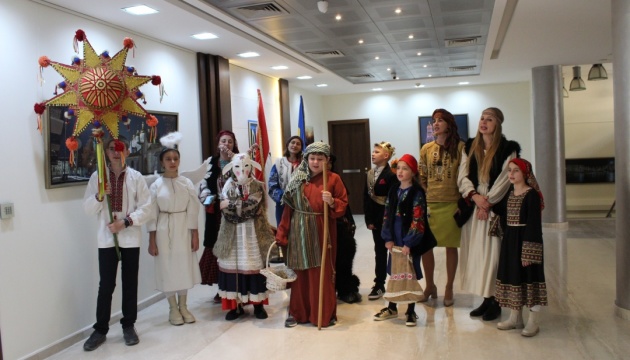 Різдвяний вертеп у Бейруті: пластуни привітали українську громаду та посольство в Лівані