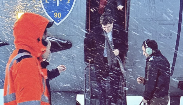 Президент Румунії другий день поспіль не може вилетіти з Парижа через негоду