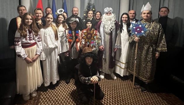 Вихованці катехитичної школи УГКЦ завітали з колядою до посольства в Угорщині