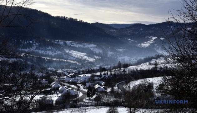 Western Ukraine blanketed in snow, transport disruptions possible in two regions