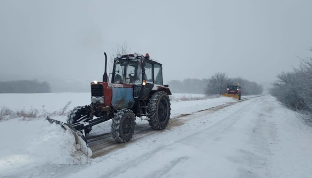 Снігопад в Україні: на низці автодоріг обмежили рух вантажівок
