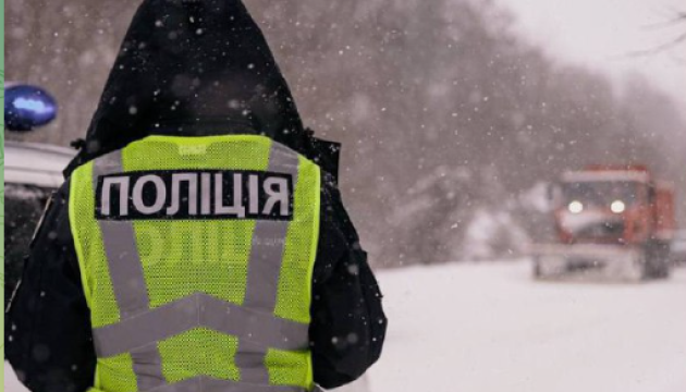 Негода в Україні: від початку доби вже понад 300 ДТП, діють обмеження руху у трьох областях