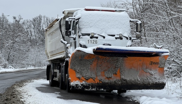На Закарпатті розповіли про ситуацію на дорогах після снігопаду