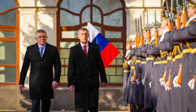 Бабіш наразі не збирається в Україну