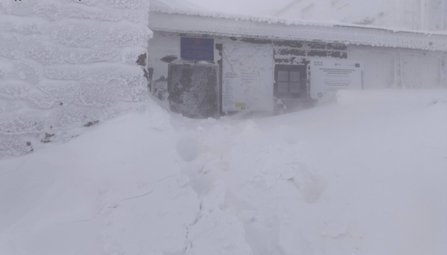 На горі Піп Іван у Карпатах мороз -17⁰, снігові перемети сягають 70 сантиметрів