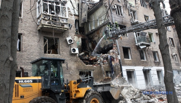 Наслідки прильоту балістичних ракет в житловий квартал Кривого  Рогу / Фото: Микола М'якшиков, Укрінформ