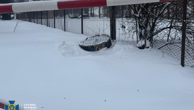 ウクライナ保安庁、露軍が使用した中距離弾道ミサイルの残骸を公開