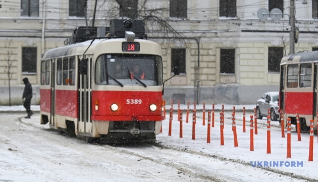 У Києві через ворожу атаку на деяких ділянках призупинив рух електротранспорт